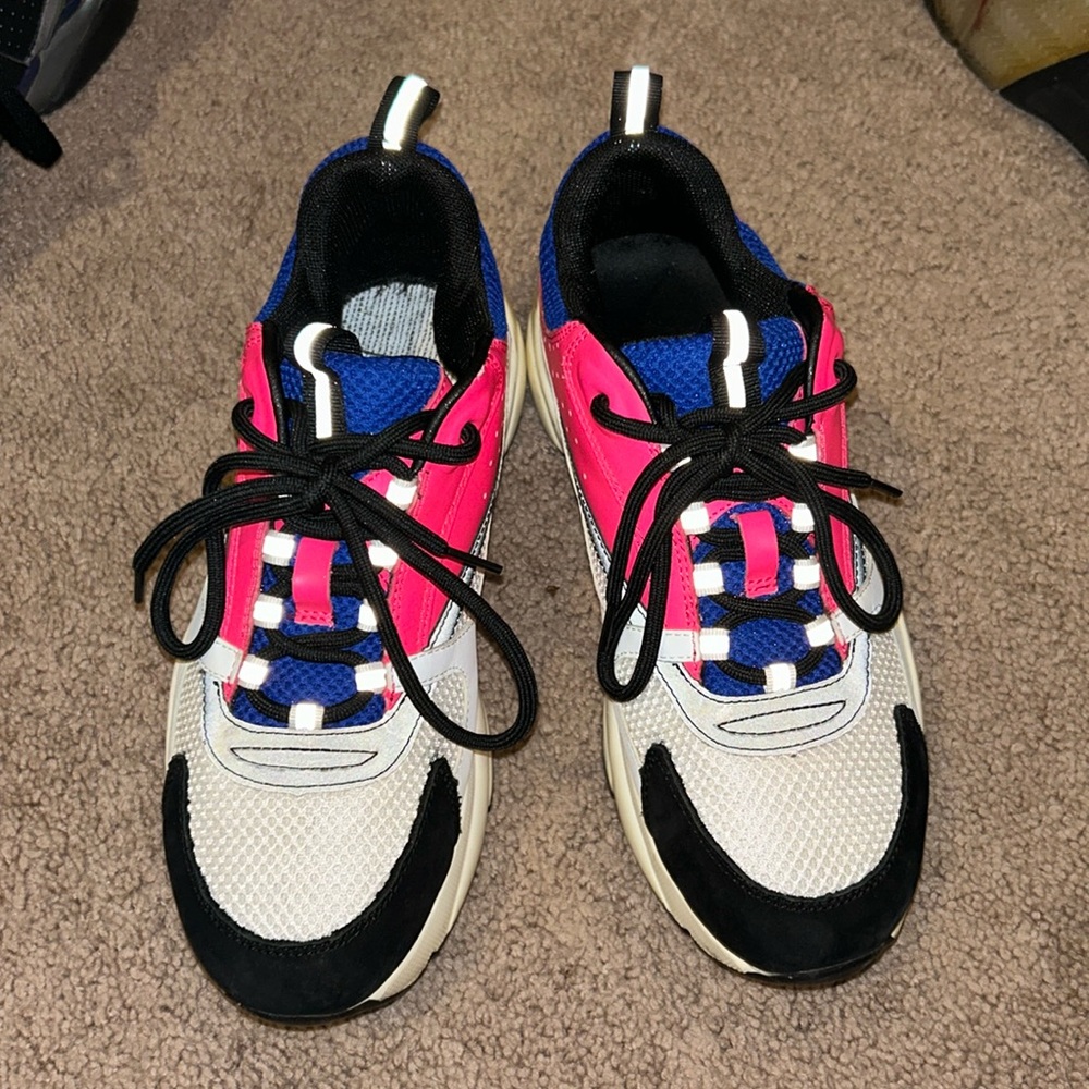 Unisex size 8.5 mens first like a size 10 woman.